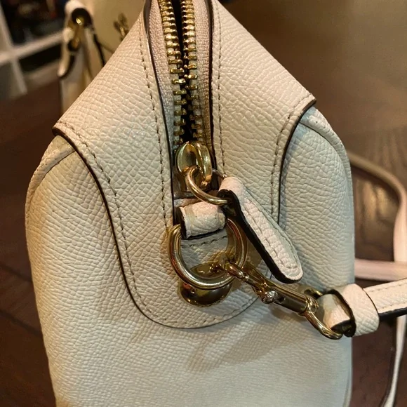 White coach purse. - Picture 7 of 8